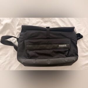 Thule Paramount crossbody 14L black bag